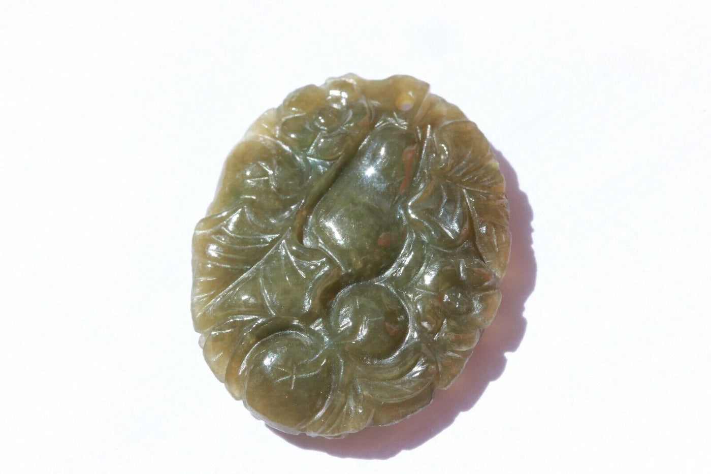 carved nephrite jade floral pear 1960 29mm x 24mm 27.83ct estate vintage pendant