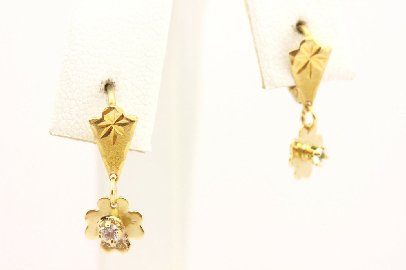 18k yellow gold cubic zirconia CZ dangle drop shamrock earrings 0.75 inch 1.45g